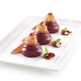 cremoso al fondente, rum, nocciole tostate e uva sultanina cremoso al fondente, rum, nocciole tostate e uva sultanina