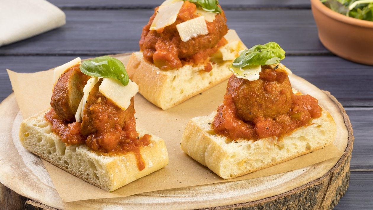 Crostino con polpette al sugo, maionese alle erbe, basilico e scaglie di grana – - Ricetta