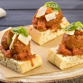 Crostino con polpette al sugo, maionese alle erbe, basilico e scaglie di grana Crostino con polpette al sugo, maionese alle erbe, basilico e scaglie di grana