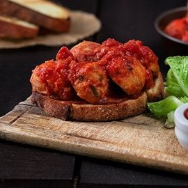 Crostone di pane con polpette al sugo al garam masala Crostone di pane con polpette al sugo al garam masala