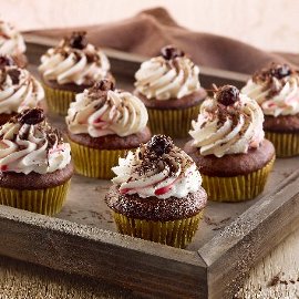Cup cake al cacao, con cioccolato bianco e amarene Cup cake al cacao, con cioccolato bianco e amarene