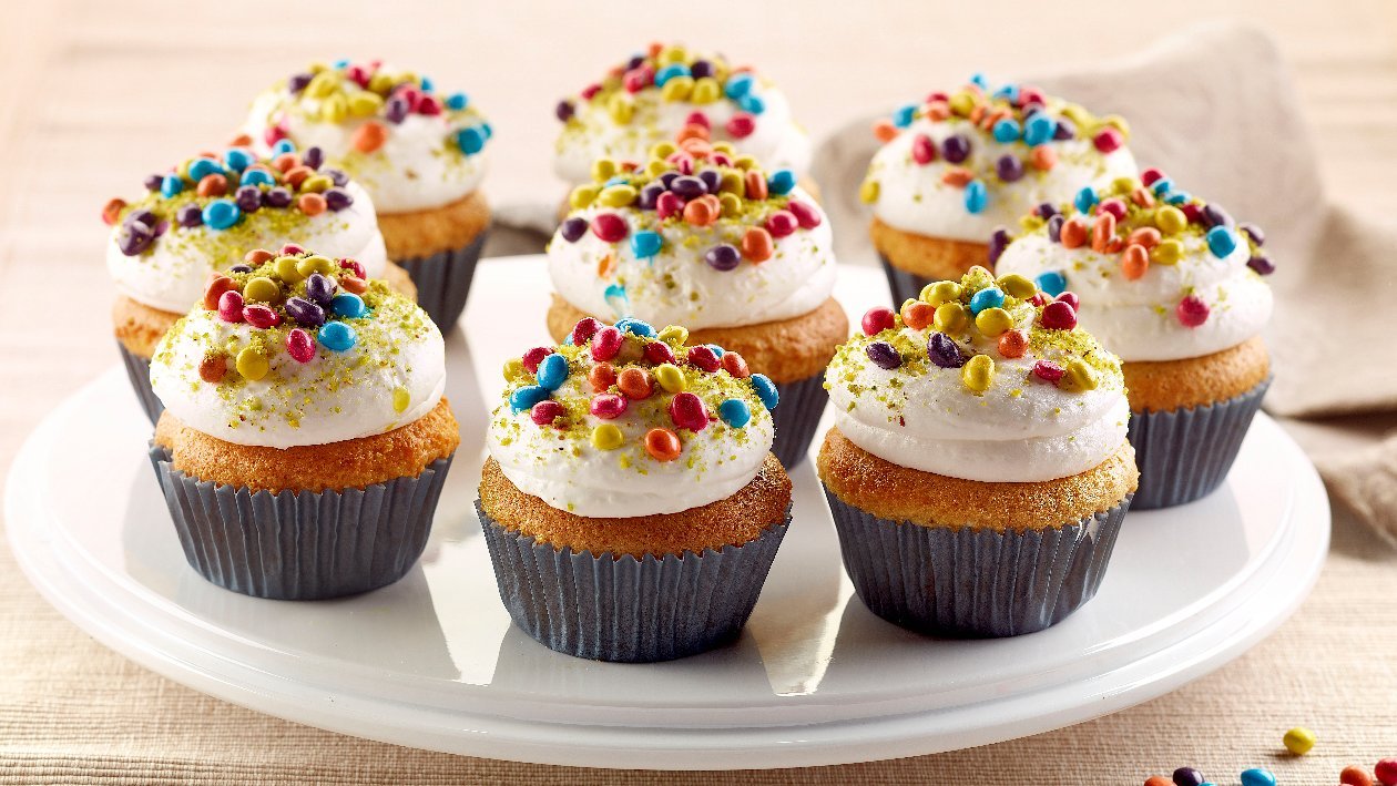 Cup cake al cocco, con smarties e granella di pistacchio – - Ricetta