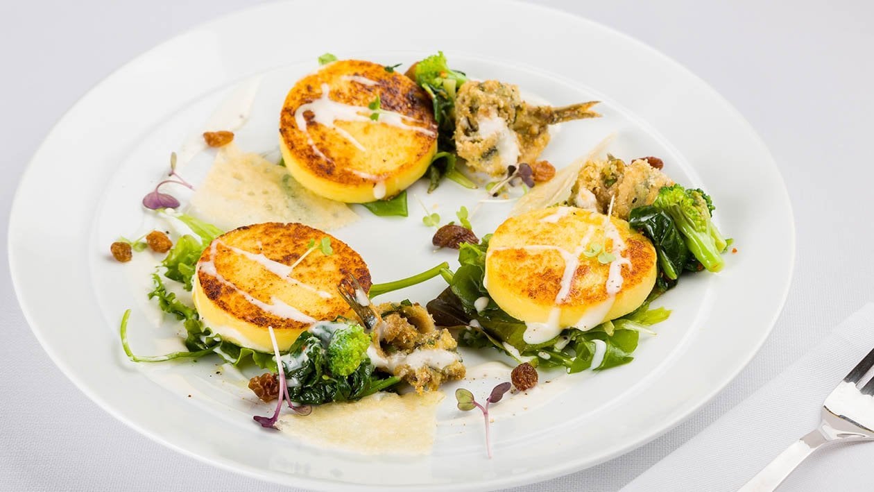 dischi di polenta e patate grigliati con fonduta di pecorino, friarielli e alici panate – - Ricetta