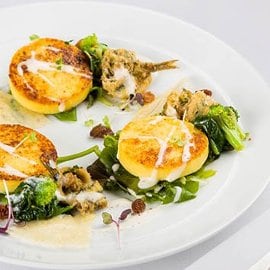 dischi di polenta e patate grigliati con fonduta di pecorino, friarielli e alici panate dischi di polenta e patate grigliati con fonduta di pecorino, friarielli e alici panate