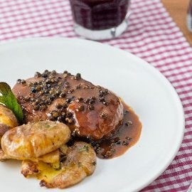Entrecôte al pepe verde con patate novelle sotto sale Entrecôte al pepe verde con patate novelle sotto sale