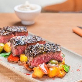 Entrecôte di manzo in crosta di semi di chia al vino rosso con caponata di verdure alla calabrese e maionese all'anice Entrecôte di manzo in crosta di semi di chia al vino rosso con caponata di verdure alla calabrese e maionese all'anice