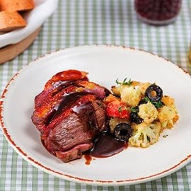 Faraona affumicata alla salsa di soia con insalatina di cavoli gratin Faraona affumicata alla salsa di soia con insalatina di cavoli gratin