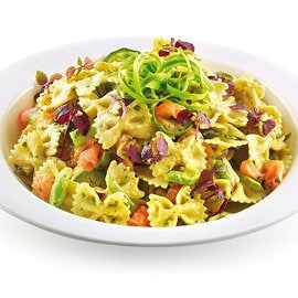 Farfalle al salmone, zucchine e asparagi, con salsa senape e miele Farfalle al salmone, zucchine e asparagi, con salsa senape e miele