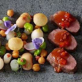 Filetto di agnello leggermente affumicato con chorizo e paprika Filetto di agnello leggermente affumicato con chorizo e paprika