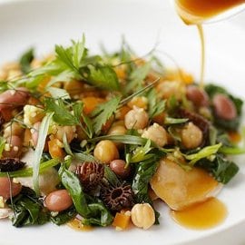 Filetto di faraona con spinaci all'aglio, bulgur alle spezie e salsa di spugnole Filetto di faraona con spinaci all'aglio, bulgur alle spezie e salsa di spugnole