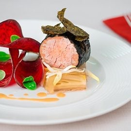 Filetto di maiale in crosta di alga nori con terrina di indivia belga Filetto di maiale in crosta di alga nori con terrina di indivia belga