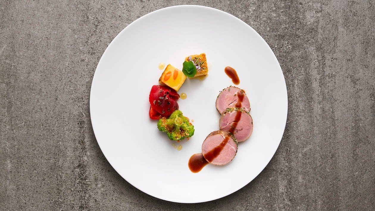Filetto di maialino in crosta di finocchietto e camomilla con broccoli, peperoni saltati e cubetti di gateau di patate e carotine – - Ricetta