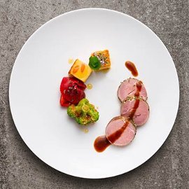 Filetto di maialino in crosta di finocchietto e camomilla con broccoli, peperoni saltati e cubetti di gateau di patate e carotine Filetto di maialino in crosta di finocchietto e camomilla con broccoli, peperoni saltati e cubetti di gateau di patate e carotine