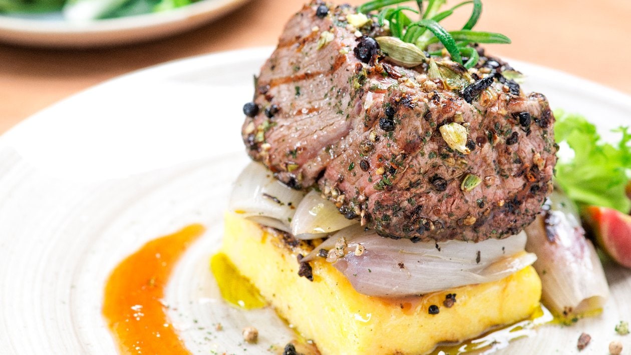 Filetto di manzo alle bacche con cipolla arrostita al rosmarino e polenta alla piastra – - Ricetta