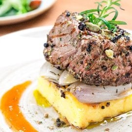 Filetto di manzo alle bacche con cipolla arrostita al rosmarino e polenta alla piastra Filetto di manzo alle bacche con cipolla arrostita al rosmarino e polenta alla piastra