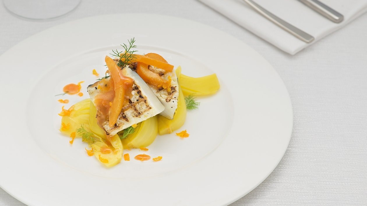 Filetto di merluzzo aromatizzato e grigliato con finocchi allo zafferano e salsa all’arancia – - Ricetta
