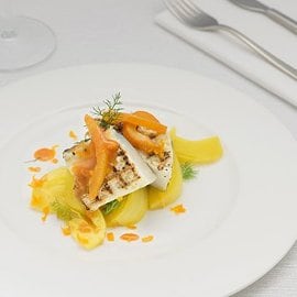 Filetto di merluzzo aromatizzato e grigliato con finocchi allo zafferano e salsa all’arancia Filetto di merluzzo aromatizzato e grigliato con finocchi allo zafferano e salsa all’arancia