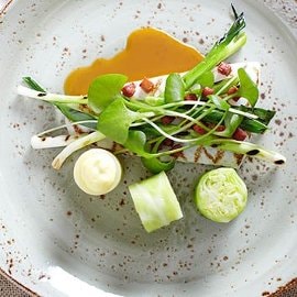 Filetto di rombo grigliato, servito con chorizo e cavolo Filetto di rombo grigliato, servito con chorizo e cavolo