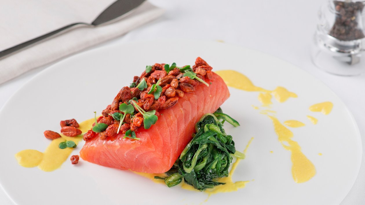 Filetto di salmone in crosta di bacche di goji con crema di datterino giallo e nido di cicorielle all'aglio – - Ricetta