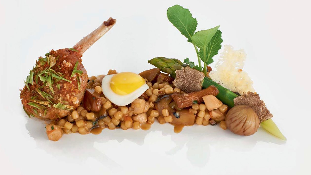 Fregola alla birra affumicata con faraona, zucca gialla e finferli mantecati al burro di bianchetti – - Ricetta