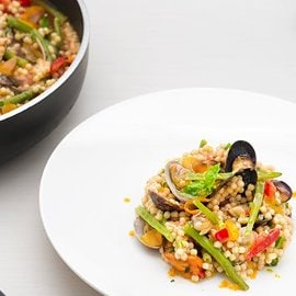 Fregula sarda con frutti di mare, fagiolini e bottarga di muggine Fregula sarda con frutti di mare, fagiolini e bottarga di muggine