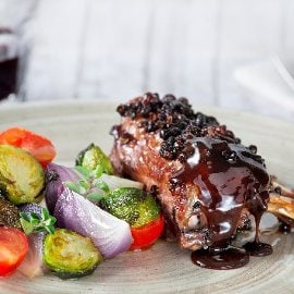 French rack di agnello al miele e pepe sichuan con verdurine al salto French rack di agnello al miele e pepe sichuan con verdurine al salto