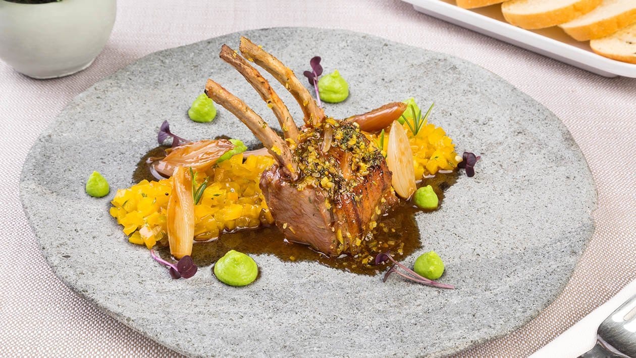 French rack di agnello in crosta di limone, con salsa al brandy, scalogni arrostiti, tartare di peperone giallo e mousse di piselli – - Ricetta