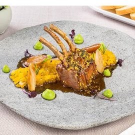 French rack di agnello in crosta di limone, con salsa al brandy, scalogni arrostiti, tartare di peperone giallo e mousse di piselli French rack di agnello in crosta di limone, con salsa al brandy, scalogni arrostiti, tartare di peperone giallo e mousse di piselli