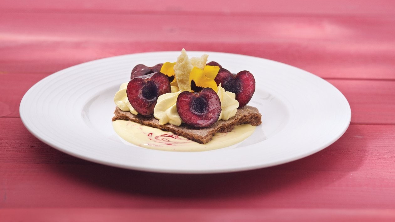 Frolla al caffè e cannella con mousse di tiramisù, ciliegie e crema vaniglia