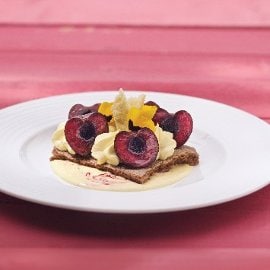 Frolla al caffè e cannella con mousse di tiramisù, ciliegie e crema vaniglia Frolla al caffè e cannella con mousse di tiramisù, ciliegie e crema vaniglia