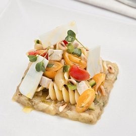 Fusilli trafilati al bronzo con bocconcini di pesce spada, caviale di melanzane e pinoli