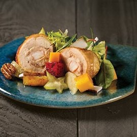 Galletto farcito con astice e noci Pecan su insalata esotica. Galletto farcito con astice e noci Pecan su insalata esotica.
