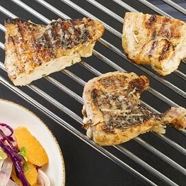Galletto laccato alla senape, miele e arancia, finocchio a veli, cavolo rosso, semi di zucca e salsa acida Galletto laccato alla senape, miele e arancia, finocchio a veli, cavolo rosso, semi di zucca e salsa acida