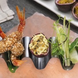 Gamberi crispy alle nocciole con intingolo al passion fruit e lattuga al basilico Gamberi crispy alle nocciole con intingolo al passion fruit e lattuga al basilico