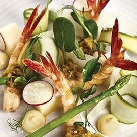 Gamberi rossi poché, insalata di melone bianco e salsa al frutto della passione Gamberi rossi poché, insalata di melone bianco e salsa al frutto della passione