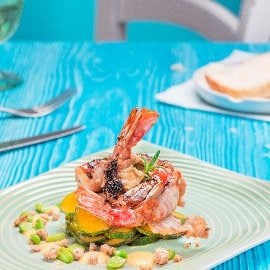 Gamberoni lardellati e marinati alla senape con zucchine alla curcuma e crema di mais arrostita Gamberoni lardellati e marinati alla senape con zucchine alla curcuma e crema di mais arrostita
