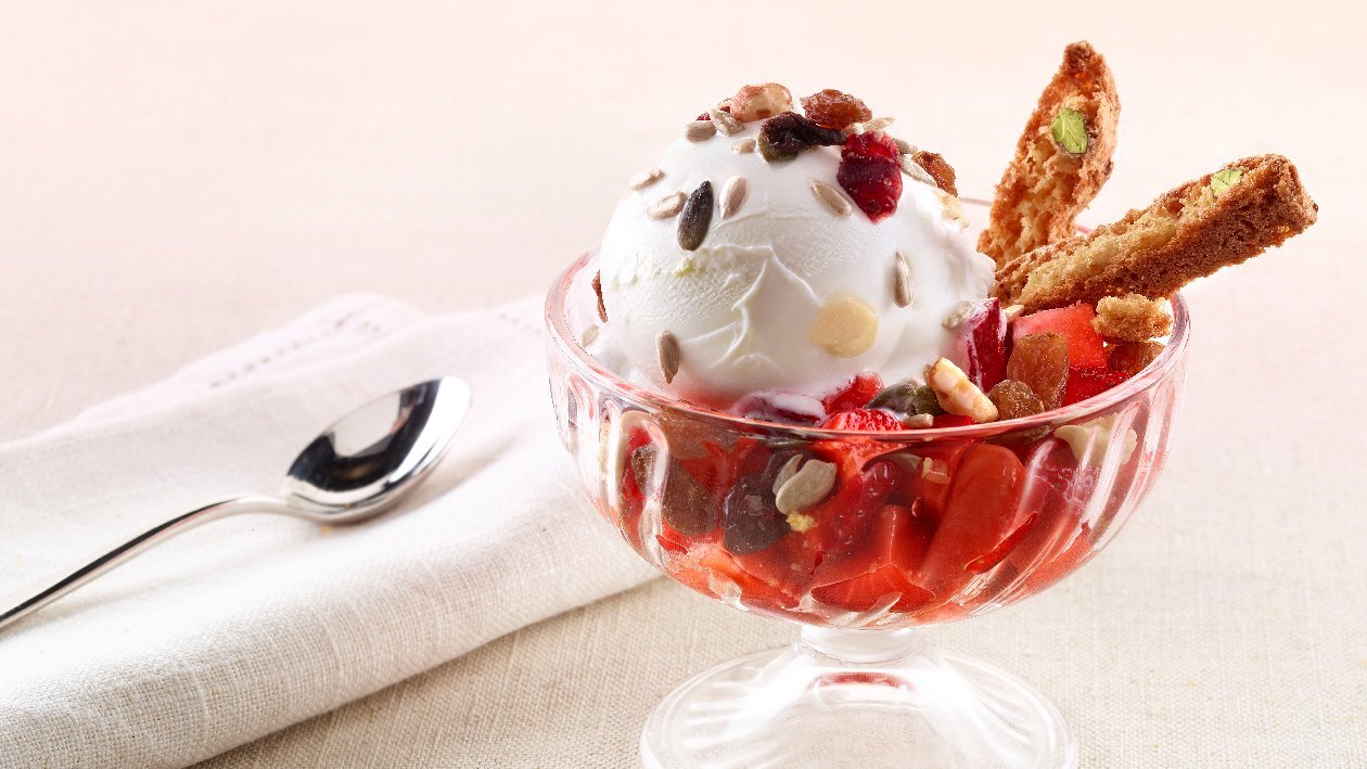 Gelato al fior di latte con tartare di fragole, crumble di frutta secca e cantucci – - Ricetta