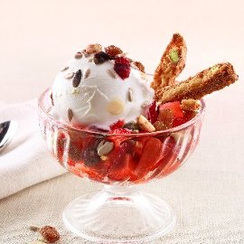 Gelato al fior di latte con tartare di fragole, crumble di frutta secca e cantucci Gelato al fior di latte con tartare di fragole, crumble di frutta secca e cantucci
