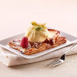 Gelato alla crema con ganache al pistacchio, arance candite e miele su tarte tatin