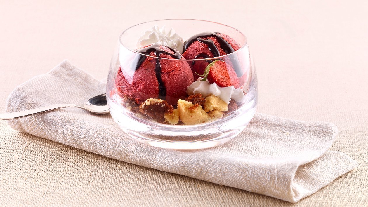 Gelato alla fragola variegato al cioccolato con panna alla vaniglia – - Ricetta