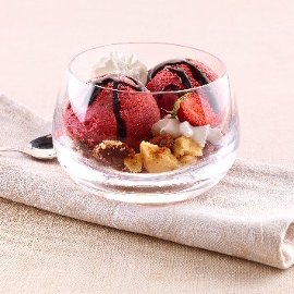 Gelato alla fragola variegato al cioccolato con panna alla vaniglia