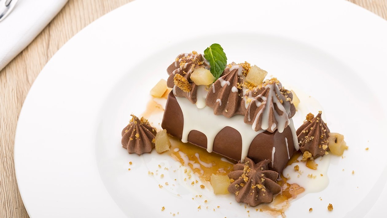 Gianduiotto al cioccolato con mousse al cioccolato, topping crunchy bianco e pere – - Ricetta