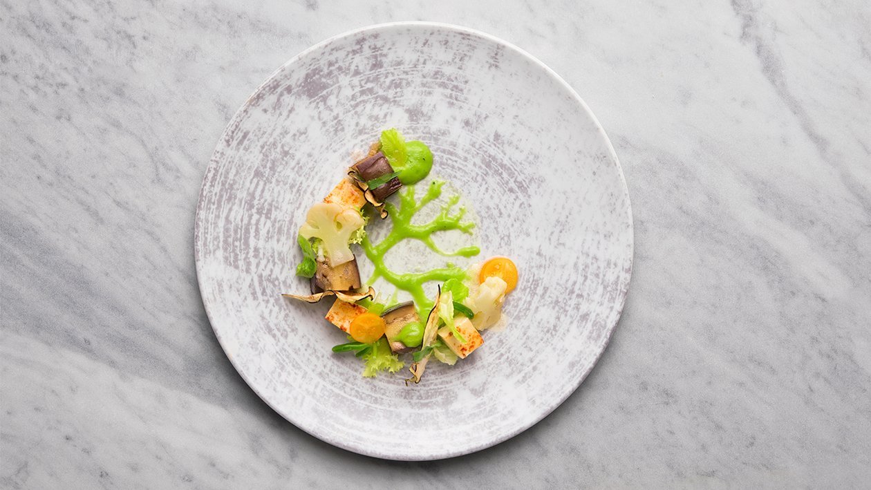 Giardinetto di melanzana viola arrostita al sesamo, tofu croccante, cavolfiore e crema verde allo yogurt – - Ricetta
