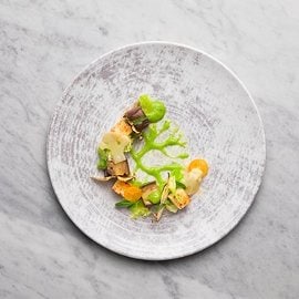 Giardinetto di melanzana viola arrostita al sesamo, tofu croccante, cavolfiore e crema verde allo yogurt Giardinetto di melanzana viola arrostita al sesamo, tofu croccante, cavolfiore e crema verde allo yogurt