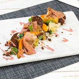 Girello cotto a bassa temperatura con patate Americane, Castelmagno, dressing ai frutti rossi con senape e miele Girello cotto a bassa temperatura con patate Americane, Castelmagno, dressing ai frutti rossi con senape e miele