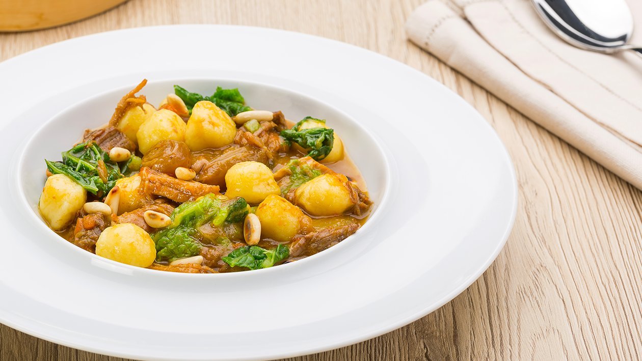 Gnocchetti di patate con stufato di manzo, cavolo verza e pinoli – - Ricetta