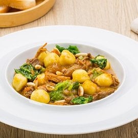 Gnocchetti di patate con stufato di manzo, cavolo verza e pinoli Gnocchetti di patate con stufato di manzo, cavolo verza e pinoli