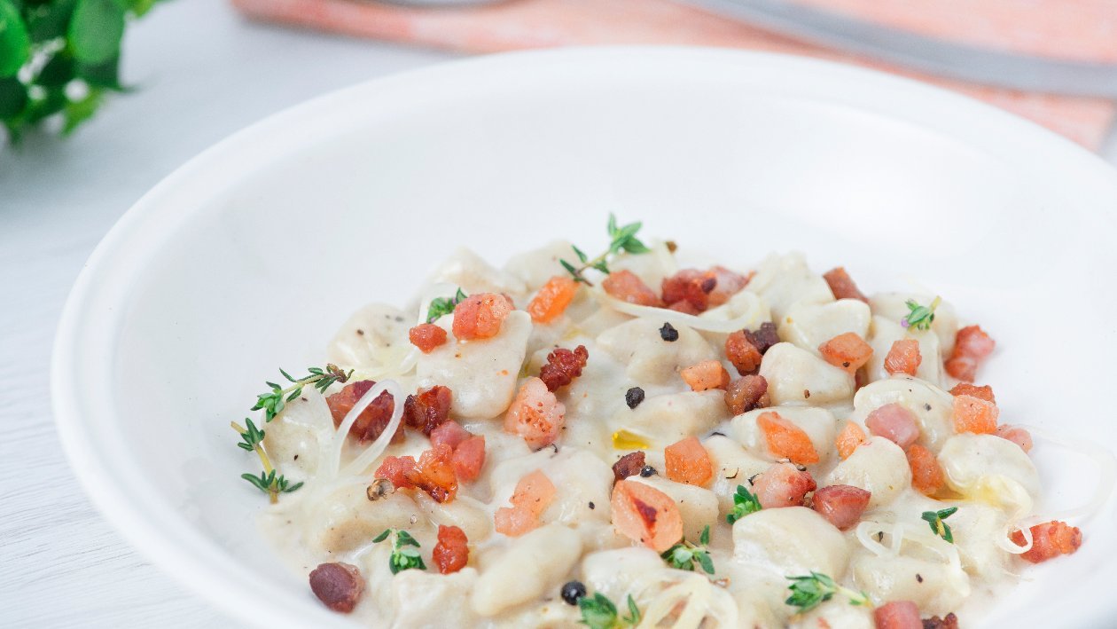 Gnocchi di patate con salsa besciamella, guanciale e pepe – - Ricetta