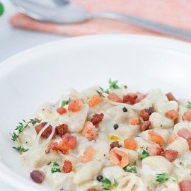 Gnocchi di patate con salsa besciamella, guanciale e pepe Gnocchi di patate con salsa besciamella, guanciale e pepe