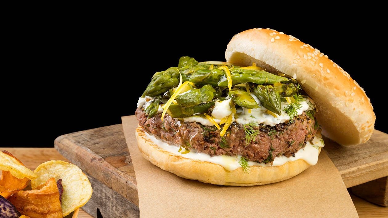 Hamburger di agnello con ricotta di pecora, finocchietto menta, asparagi verdi al limone e salsa caesar – Ricetta